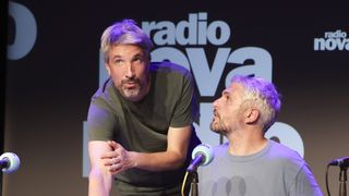 Cette ancienne figure de France Inter a quitté Paris avec sa femme chanteuse, ils vivent dans une région du Sud adorée par Alexandra Lamy