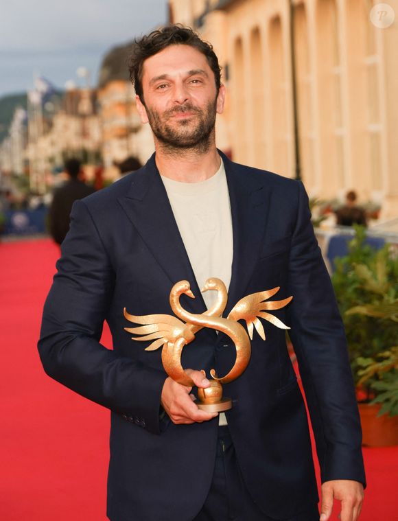 Pio Marmaï reçoit le prix du meilleur acteur pour son rôle dans "L’Attachement" - Cérémonie de clôture de la 39ème édition du festival du film romantique de Cabourg le 14 juin 2025. © Guirec Coadic / Bestimage
