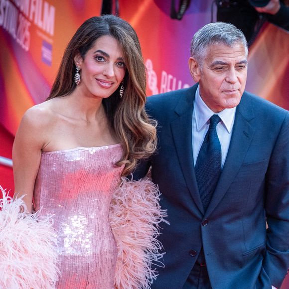 George et Amal Clooney, mariés depuis onze ans, ont foulé le tapis rouge du 69e BFI London Film Festival pour la première du film "Jay Kelly"...

Amal Clooney et George Clooney assistent à la projection du film "Jay Kelly" le 10 octobre 2025 lors du gala Headline du 69e Festival du film de Londres organisé par le British Film Institute (BFI) au Royal Festival Hall. © Loredana Sangiuliano/SOPA Images via ZUMA Press / Bestimage Wire / Bestimage