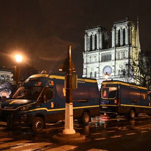 ... dont les oeuvres ont résonné à l'intérieur de la cathédrale

Des voitures de police patrouillent près de la cathédrale Notre-Dame de Paris restaurée sous la pluie à Paris, France, le 7 déc. 2024. Cinq ans après avoir été dévastée par un incendie, la cathédrale Notre-Dame de Paris restaurée a officiellement rouvert ses portes samedi lors d'une grande cérémonie d'inauguration à laquelle ont assisté des dirigeants du monde entier, des croyants et des non-croyants. (Photo by Julien Mattia/Xinhua/ABACAPRESS.COM