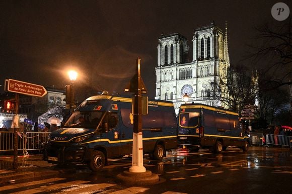 ... dont les oeuvres ont résonné à l'intérieur de la cathédrale

Des voitures de police patrouillent près de la cathédrale Notre-Dame de Paris restaurée sous la pluie à Paris, France, le 7 déc. 2024. Cinq ans après avoir été dévastée par un incendie, la cathédrale Notre-Dame de Paris restaurée a officiellement rouvert ses portes samedi lors d'une grande cérémonie d'inauguration à laquelle ont assisté des dirigeants du monde entier, des croyants et des non-croyants. (Photo by Julien Mattia/Xinhua/ABACAPRESS.COM