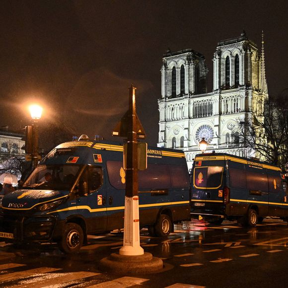 ... dont les oeuvres ont résonné à l'intérieur de la cathédrale

Des voitures de police patrouillent près de la cathédrale Notre-Dame de Paris restaurée sous la pluie à Paris, France, le 7 déc. 2024. Cinq ans après avoir été dévastée par un incendie, la cathédrale Notre-Dame de Paris restaurée a officiellement rouvert ses portes samedi lors d'une grande cérémonie d'inauguration à laquelle ont assisté des dirigeants du monde entier, des croyants et des non-croyants. (Photo by Julien Mattia/Xinhua/ABACAPRESS.COM