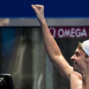 Le nageur, installé aux États-Unis depuis 2020, a mené de front études exigeantes et carrière sportive.

Léon Marchand remporte le 200 mètres 4 nages au 22ème Championnat du monde de Natation à Singapour. C'est son 6ème titre de champion du monde.

Psnews/Bestimage