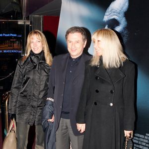 Le présentateur de télévision français Michel Drucker, son épouse Dany Saval (à droite) et leur fille Stéphanie Jarre assistent à la première du dernier film d'Olivier Marchal, « 36, Quai des Orfèvres », au Pathé Zepler à Paris, en France, le 15 novembre 2004. Photo de Laurent Zabulon/ABACA.