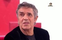 Julien Clerc sur le plateau de Vivement dimanche le 23 novembre 2025. Capture d'écran/France 3