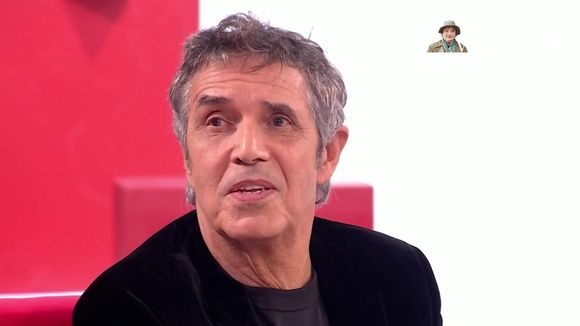 "Il n'avait qu'une idée, c'était de piloter" : Julien Clerc évoque la perte de son petit frère Gérard Leclerc, journaliste de renom