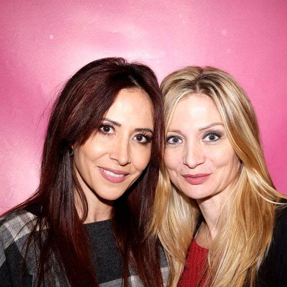 Exclusif - Fabienne Carat avec sa soeur Carole Carat à la première du spectacle "Lilly et le Palais du Music-Hall" au théâtre de la Tour Eiffel à Paris, France, le 29 novembre 2025. © Cédric Perrin/Bestimage