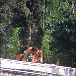 "Elle court vers moi. 'Florent !'. Elle me saute dessus, elle m'embrasse. Elle était amoureuse. Une amoureuse de seize ans. Passionnée et craquante. J'ai craqué, envoyé valser sous la poudreuse l'image du grand frère'".

Florent Pagny et Vanessa Paradis en vacances en 1990
CHARRIAU / BESTIMAGE