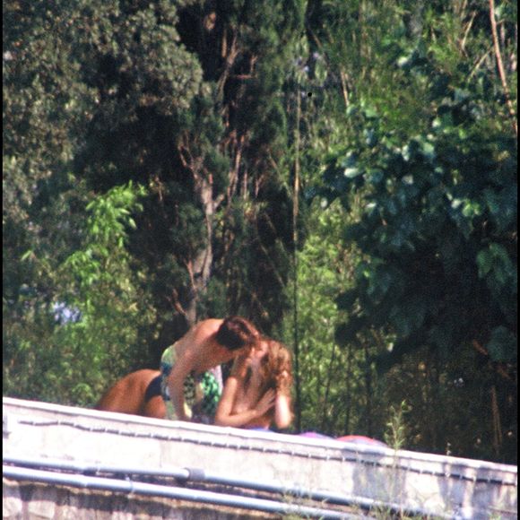 "Elle court vers moi. 'Florent !'. Elle me saute dessus, elle m'embrasse. Elle était amoureuse. Une amoureuse de seize ans. Passionnée et craquante. J'ai craqué, envoyé valser sous la poudreuse l'image du grand frère'".

Florent Pagny et Vanessa Paradis en vacances en 1990
CHARRIAU / BESTIMAGE