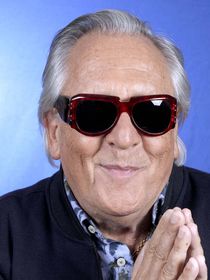 Dans l'appartement parisien de Gilbert Montagné, un objet inattendu acheté aux enchères : il a appartenu à un autre grand nom