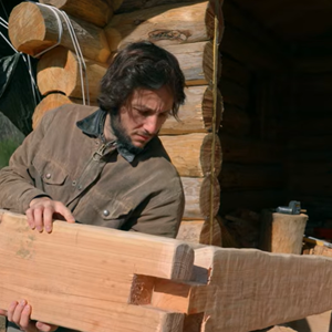 Vianney en pleine construction de sa cabane