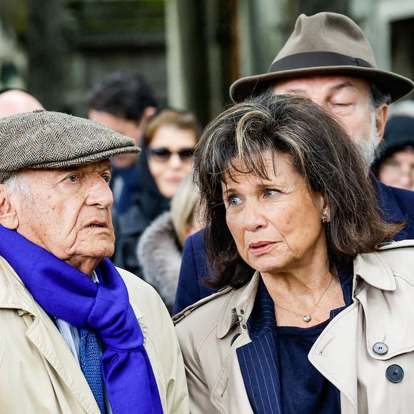 Pierre Nora et sa compagne Anne Sinclair, Denis Olivennes (second rang) - Sorties des obsèques de l'avocat pénaliste, ancien ministre, grand officier de la Légion d'honneur, Georges Kiejman au cimetière du Montparnasse dans le 14ème arrondissement de Paris, France, le 12 mai 2023. © Cyril Moreau/Bestimage