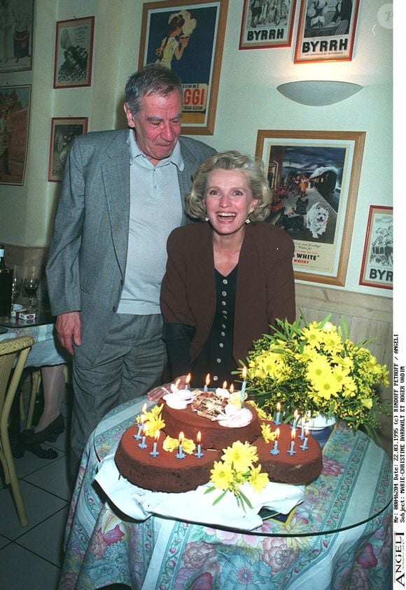 Marie-Christine Barrault et Roger Vadim pour la generale du "Bonheur des Autres" devant gateau d'anniversaire "plein pied". Bertrand Rindoff Petroff / Bestimage
