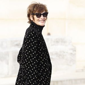 Inès de La Fressange - Arrivées au défilé de mode féminine Chanel printemps-été 2025 lors de la Fashion Week de Paris (PFW), au Grand Palais, à Paris, France, le 1er octobre 2024. © Aubert-Clovis/Bestimage