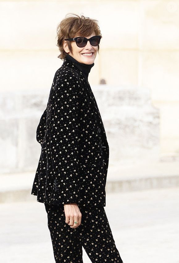 Inès de La Fressange - Arrivées au défilé de mode féminine Chanel printemps-été 2025 lors de la Fashion Week de Paris (PFW), au Grand Palais, à Paris, France, le 1er octobre 2024. © Aubert-Clovis/Bestimage