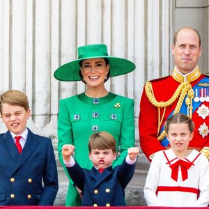 Le prince George, le prince Louis, la princesse Charlotte, Kate Catherine Middleton, princesse de Galles, le prince William de Galles - La famille royale d'Angleterre sur le balcon du palais de Buckingham lors du défilé "Trooping the Colour" à Londres. Le 17 juin 2023 © Backgrid USA / Bestimage
