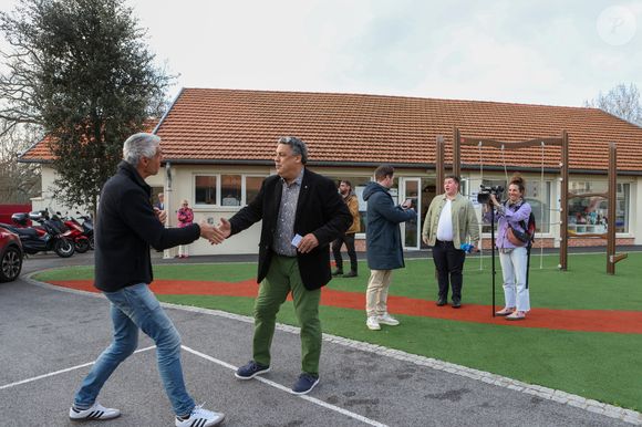L’époux de Liliane, dont il partage la vie depuis 45 ans, sait pourvoir compter sur le soutien de la mère de ses deux garçons : Sébastien et Stéphan (44 et 38 ans) et souhaite continuer à voir son nom associé au terme victoire.

Le candidat Serge Blanco vote en début de matinée à l'école élémentaire Victor Duruy pour 2ème tour des municipales 2026 à Biarritz, France, le 22 mars 2026. © Jean-Marc Lhomer/Bestimage