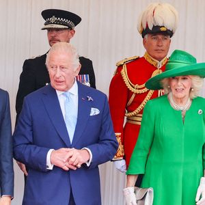 Le roi Charles III d'Angleterre et Camilla Parker Bowles, reine consort d'Angleterre, accueillent le couple présidentiel français le président Emmanuel Macron et sa femme la Première Dame Brigitte Macron sur Datchet road à Windsor, Royaume Uni, le 8 juillet 2025. À l'invitation de Leurs Majestés le roi et la reined'Angleterre, le président français et sa femme effectueront une visite d'État au Royaume-Uni du 8 au 10 juillet 2025. Le président et la Première Dame se rendent au Royaume-Uni pour la première fois en visite d'État française depuis 17 ans. Ils séjourneront au château de Windsor, accueillis par le roi et la reine d'Angleterre, et un banquet y sera organisé en leur honneur. Les Macron visiteront l'Imperial College, et le président s'adressera au Parlement pendant son séjour. © Dominique Jacovides/Bestimage