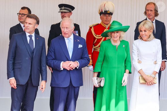 Le roi Charles III d'Angleterre et Camilla Parker Bowles, reine consort d'Angleterre, accueillent le couple présidentiel français le président Emmanuel Macron et sa femme la Première Dame Brigitte Macron sur Datchet road à Windsor, Royaume Uni, le 8 juillet 2025. À l'invitation de Leurs Majestés le roi et la reined'Angleterre, le président français et sa femme effectueront une visite d'État au Royaume-Uni du 8 au 10 juillet 2025. Le président et la Première Dame se rendent au Royaume-Uni pour la première fois en visite d'État française depuis 17 ans. Ils séjourneront au château de Windsor, accueillis par le roi et la reine d'Angleterre, et un banquet y sera organisé en leur honneur. Les Macron visiteront l'Imperial College, et le président s'adressera au Parlement pendant son séjour. © Dominique Jacovides/Bestimage