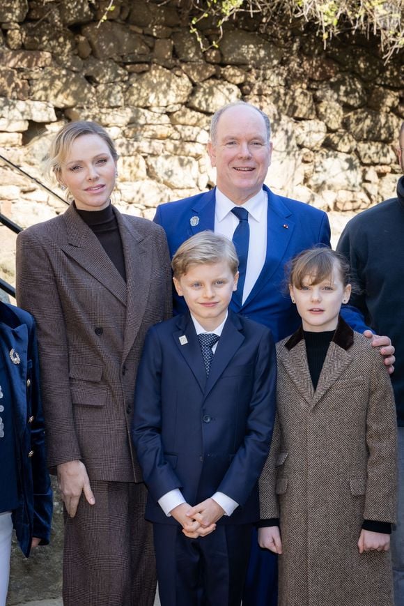 Albert, Charlene et les enfants se sont rendus en Bretagne et en Normandie au début du mios d'avril
Le prince Albert II de Monaco, La princesse Charlène de Monaco, La princesse Gabriella de Monaco, comtesse de Carladès, Le prince Jacques de Monaco, marquis des Baux lors d'une visite au Fort la Latte, Château de La Roche Goyon à Plévenon. Le donjon fut érigé par Etienne III de Goyon, seigneur de Matignon

© Olivier Huitel / Pool / Bestimage