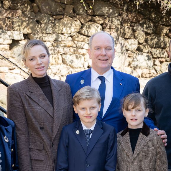 Albert, Charlene et les enfants se sont rendus en Bretagne et en Normandie au début du mios d'avril
Le prince Albert II de Monaco, La princesse Charlène de Monaco, La princesse Gabriella de Monaco, comtesse de Carladès, Le prince Jacques de Monaco, marquis des Baux lors d'une visite au Fort la Latte, Château de La Roche Goyon à Plévenon. Le donjon fut érigé par Etienne III de Goyon, seigneur de Matignon

© Olivier Huitel / Pool / Bestimage