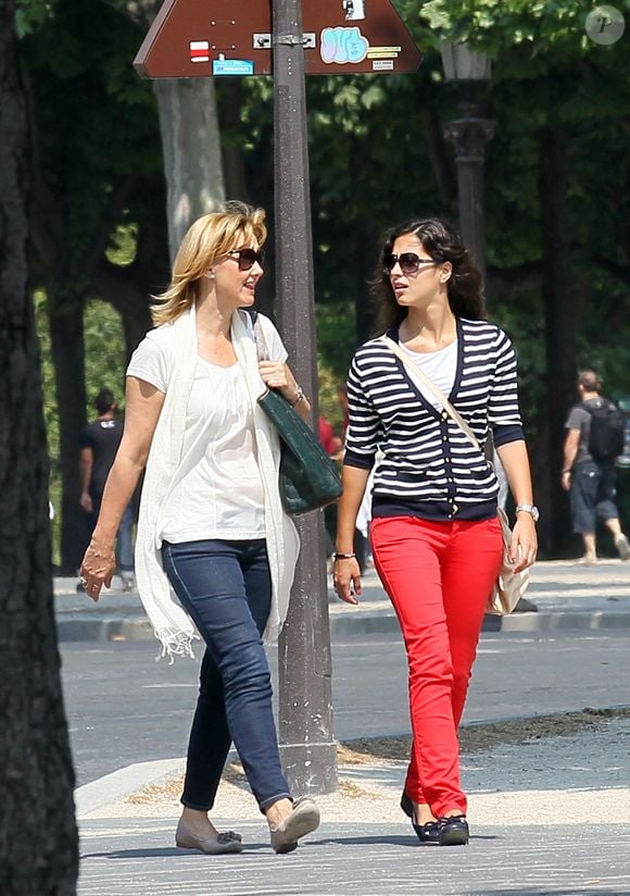 Maria Francisca "Xisca" Perello (compagne de Nadal), se balade a Paris avec la soeur du champion à la veille de la finale de Roland Garros 2011. ©BORDENAVE-MOREAU / BESTIMAGE