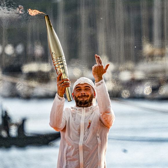 Le rappeur Jul embrase le chaudron olympique lors de la cérémonie d'arrivée de la flamme olympique au Vieux-Port de Marseille, France, le 8 mai 2024. © Sandrine Thesillat/Panoramic/Bestimage