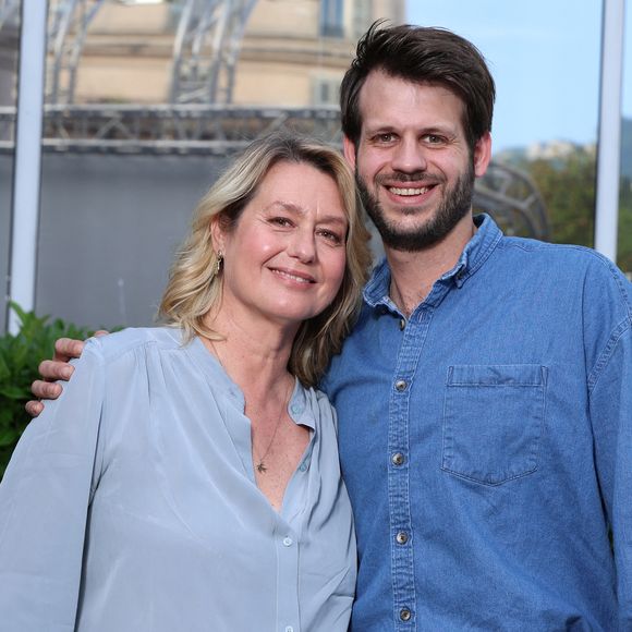 Exclusif - Alessandro Belmondo et Luana Belmondo lors du photocall de la cérémonie de clôture de la 5e édition du Festival du Cinéma Français & Gastronomie (7e art et gastronomie), à Aix-les-Bains, le 6 juin 2026. 

© Denis Guignebourg/Bestimage