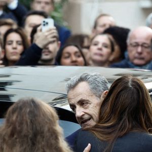 Nicolas Sarkozy et sa femme Carla Bruni - La famille et les soutiens de Nicolas Sarkozy se sont réunis devant son domicile le jour de son incarcération à la prison de la Santé à Paris le 21 octobre 2025.

© Moreau / Jacovides / Bestimage