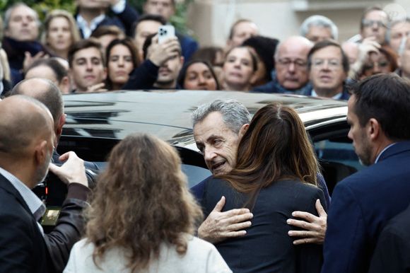Nicolas Sarkozy et sa femme Carla Bruni - La famille et les soutiens de Nicolas Sarkozy se sont réunis devant son domicile le jour de son incarcération à la prison de la Santé à Paris le 21 octobre 2025.

© Moreau / Jacovides / Bestimage