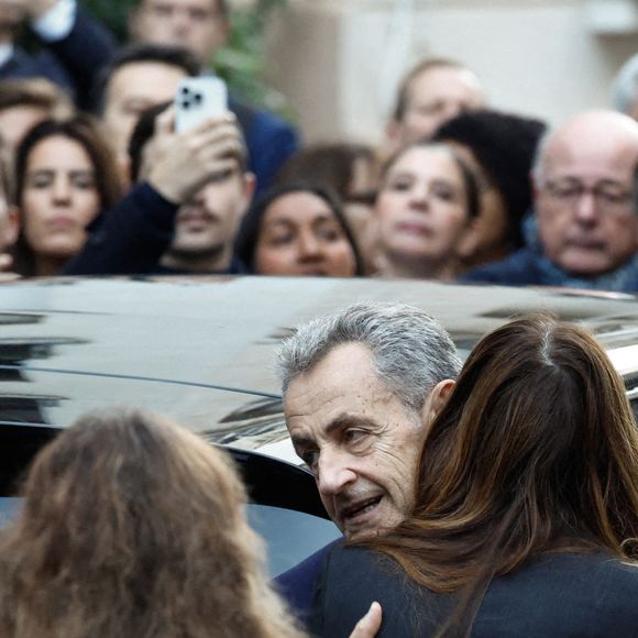 Nicolas Sarkozy et sa femme Carla Bruni - La famille et les soutiens de Nicolas Sarkozy se sont réunis devant son domicile le jour de son incarcération à la prison de la Santé à Paris le 21 octobre 2025.

© Moreau / Jacovides / Bestimage