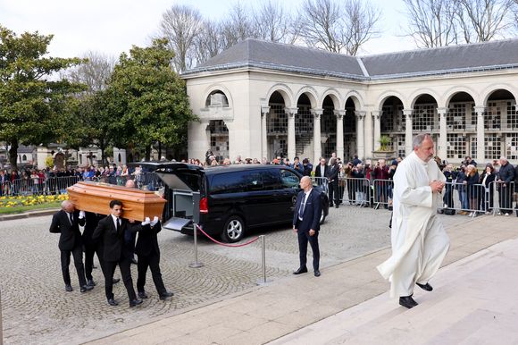 Le cercueil de la défunte aux arrivées des obsèques d'Emilie Dequenne au cimetière Père Lachaise à Paris, France, le 26 mars 2025. © Cyril Moreau/Bestimage
