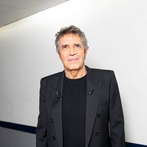 Exclusif - Julien Clerc en backstage de l'enregistrement de l'émission "Famille je vous aime" à Paris, le 2 décembre 2025.
© Gaffiot-Perusseau/Bestimage