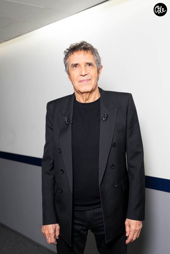 Exclusif - Julien Clerc en backstage de l'enregistrement de l'émission "Famille je vous aime" à Paris, le 2 décembre 2025. 

© Gaffiot-Perusseau/Bestimage