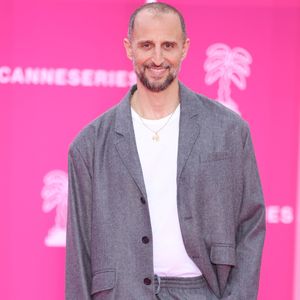 Arie Elmaleh sur le tapis rose lors de la 9e édition de « CanneSeries » à Cannes, le 25 avril 2026. © Denis Guignebourg / Bestimage