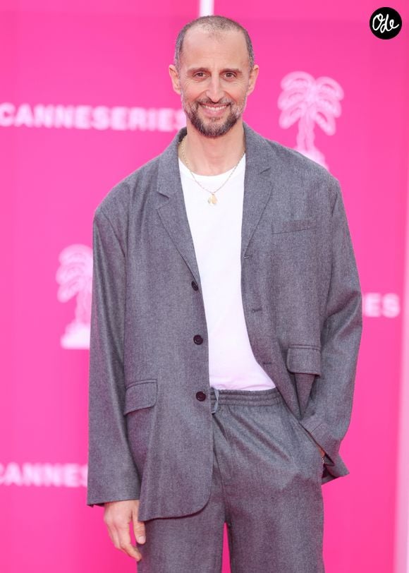 Arie Elmaleh sur le tapis rose lors de la 9e édition de « CanneSeries » à Cannes, le 25 avril 2026. © Denis Guignebourg / Bestimage
