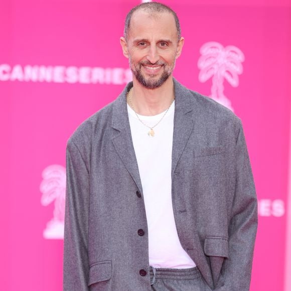 Arie Elmaleh sur le tapis rose lors de la 9e édition de « CanneSeries » à Cannes, le 25 avril 2026. © Denis Guignebourg / Bestimage