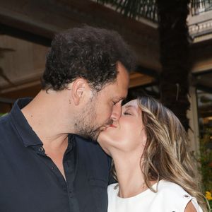 Une love story qui n'aurait pas pu se faire sans la chaîne M6 comme l'avoue l'animateur.

Exclusif - Éric Antoine et sa compagne Gennifer Demey lors de l'inauguration Le Patio by Norbert Tarayre au Prince de Galles à Paris, France, le 4 juillet 2025. © Coadic Guirec/Bestimage