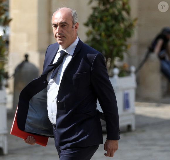 De 2009 à 2011, il avait été l'un des conseillers de Nicolas Sarkozy durant son quinquennat. Pendant deux ans, il avait également président le groupe des Républicains au Palais Bourbon. Ce père de famille laisse derrière lui deux filles. 

Olivier Marleix - La Première ministre réunit les présidents de groupes parlementaires de l'Assemblée nationale et du Sénat à l'hôtel de Matignon, Paris, le 3 juillet 2023. © Stéphane Lemouton / Bestimage