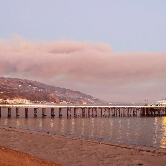 Alors que les incendies de Los Angeles ont littéralement perturbé leur quotidien, Jennifer Lopez a brièvement retrouvé le sourire...

Vues générales de la Pacific Coast Highway et de ce qui reste du restaurant Moonshadows après les incendies dans la région de Los Angeles - Malibu, CA - 2025- (Backgrid USA / Bestimage)