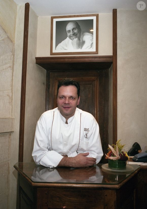 Archives - Patrick Bertron, chef du relais de Bernard Loiseau, pose à l'hôtel de la Côte d'Or à Saulieu en 2004. L'édition 2016 du guide Michelin a en revanche rétrogradé de trois à deux étoiles le Relais Bernard Loiseau à Saulieu (Côte-d'Or), dirigé par Dominique Loiseau, la veuve du chef Bernard Loiseau, depuis que ce dernier a mis fin à ses jours il y a 13 ans.