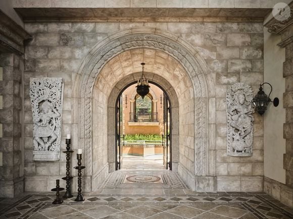 Les arches de la maison de Cher à Malibu. Photos partagées sur Instagram le 21 août 2025.