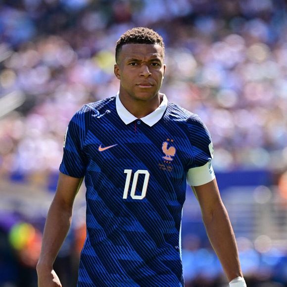 Il a ainsi respecté une promesse faite à un célèbre animateur 

Le joueur français Kylian Mbappé lors du match France - Sénégal, comptant pour la première journée du groupe I de la Coupe du monde de la FIFA 2026, qui s'est déroulé au MetLife Stadium, dans le New Jersey le 16 juin 2026. © PsnewZ/Bestimage