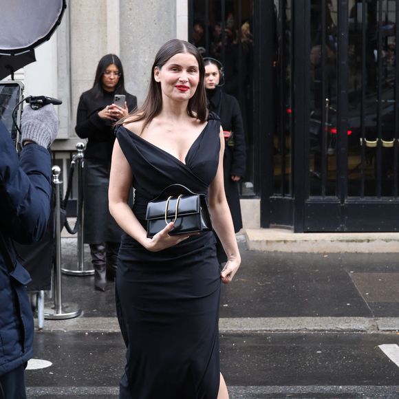 Laetitia Casta - Arrivées au défilé Jacquemus lors de la Fashion Week Masculine prêt-à-porter Automne/Hiver 2025-2026 à Paris, le 26 janvier 2025. 
© Denis Guignebourg / Bestimage