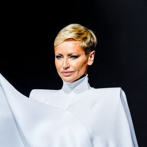 Par le passé, la star avait également exploré le commerce spécialisé en tant que Directrice générale de la structure ARTURIAS à Fos-sur-Mer.

Adriana Karembeu - Défilé Stéphane Rolland "Collection Haute Couture Printemps/Eté 2026" lors de la Fashion Week de Paris (PFW) au Cirque d'Hiver Bouglione, à Paris, France, le 27 janvier 2026. Bestimage