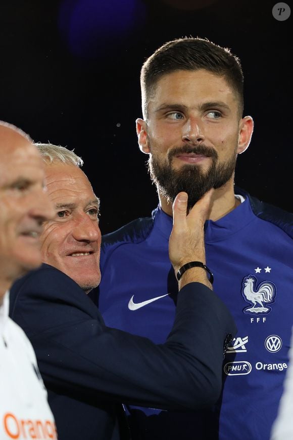 Si cette séquence a fait du bruit, un autre événement marquant attend les supporters des Bleus ce dimanche : l’hommage à Olivier Giroud.

Le sélectionneur de l'équipe de France Didier Deschamps et Olivier Giroud au Stade de France, à Saint-Denis, Seine Saint-Denis, le 9 septembre 2018. © Cyril Moreau/Bestimage