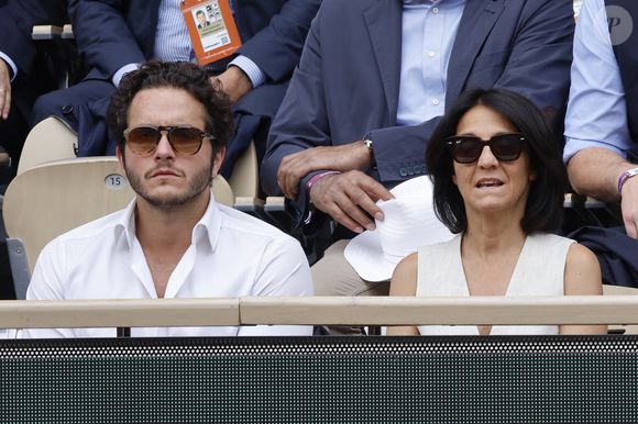 Florence Foresti et son compagnon Alexandre Kominek - People dans les tribunes lors des Internationaux de France de Tennis de Roland Garros 2022 à Paris le 29 mai 2022. © Cyril Moreau/Bestimage