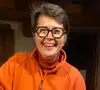 Après seize ans à Radio France dont neuf à la tête de Questions politiques, Carine Bécard annonçait son départ de France Inter pour devenir vigneronne en Bourgogne.

Carine Bécard, ancienne journaliste reconvertie en vigneronne.