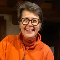 Après son départ de France Inter, Carine Bécard voit son salaire divisé par quatre : "Je n'ai plus les mêmes besoins"