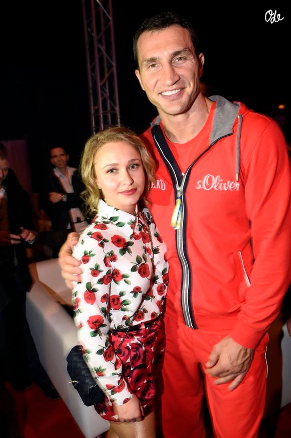Hayden Panettiere et son fiancé Wladimir (Vladimir) Klitschko - Match de boxe entre l’Ukrainien Wladimir (Vladimir) Klitschko et l’Australien Alex Leapai à Oberhausen, le 26 avril 2014. Wladimir (Vladimir) Klitschko conserve ses titres WBA-IBF-WBO des poids lourds en battant Alex Leapai par K.-O. à la cinquième reprise. API / BESTIMAGE
